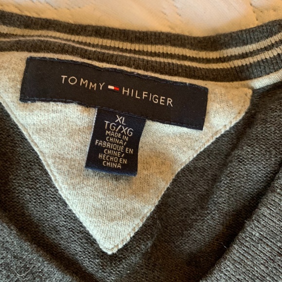Tommy Hilfiger V-neck cotton sweater size Large - Picture 2 of 4